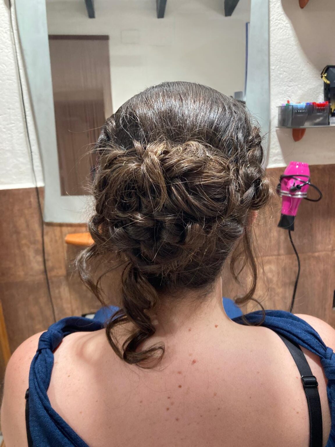 Corte de pelo moderno que enmarca el rostro y es fácil de peinar