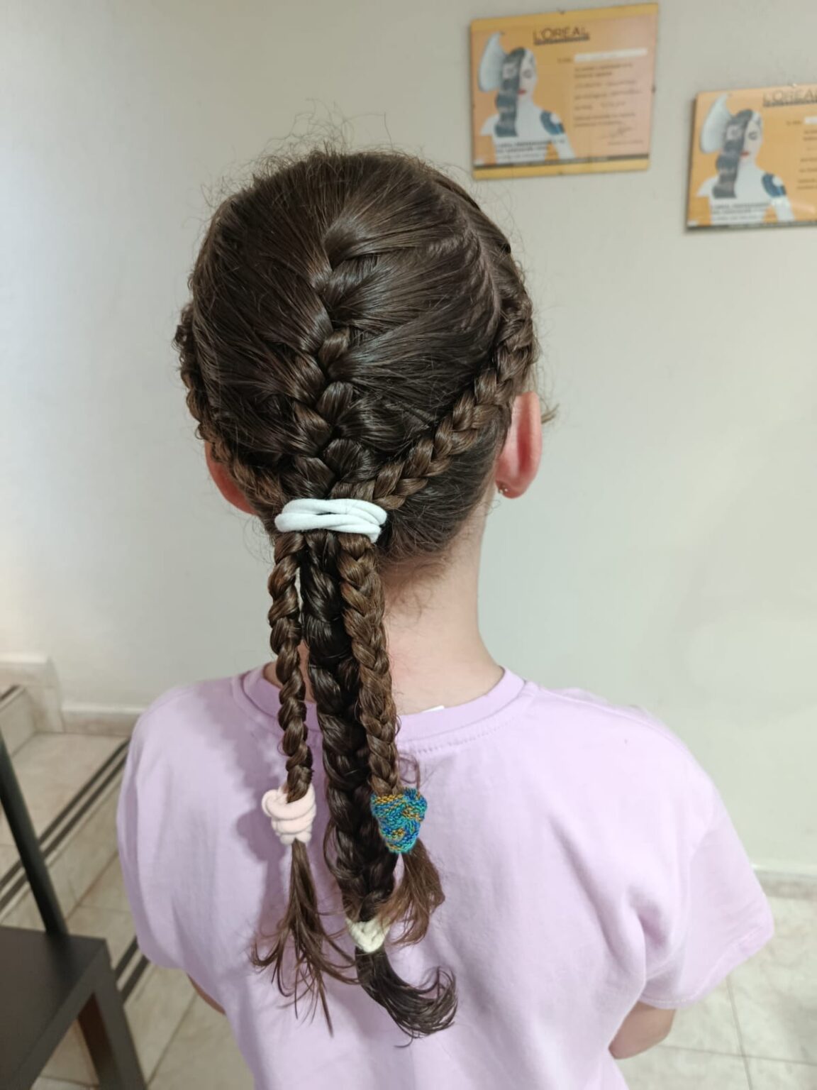 Peinado de fiesta con ondas naturales y elegantes