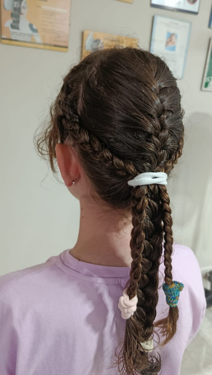 Corte de pelo moderno para mujer con técnica de autor